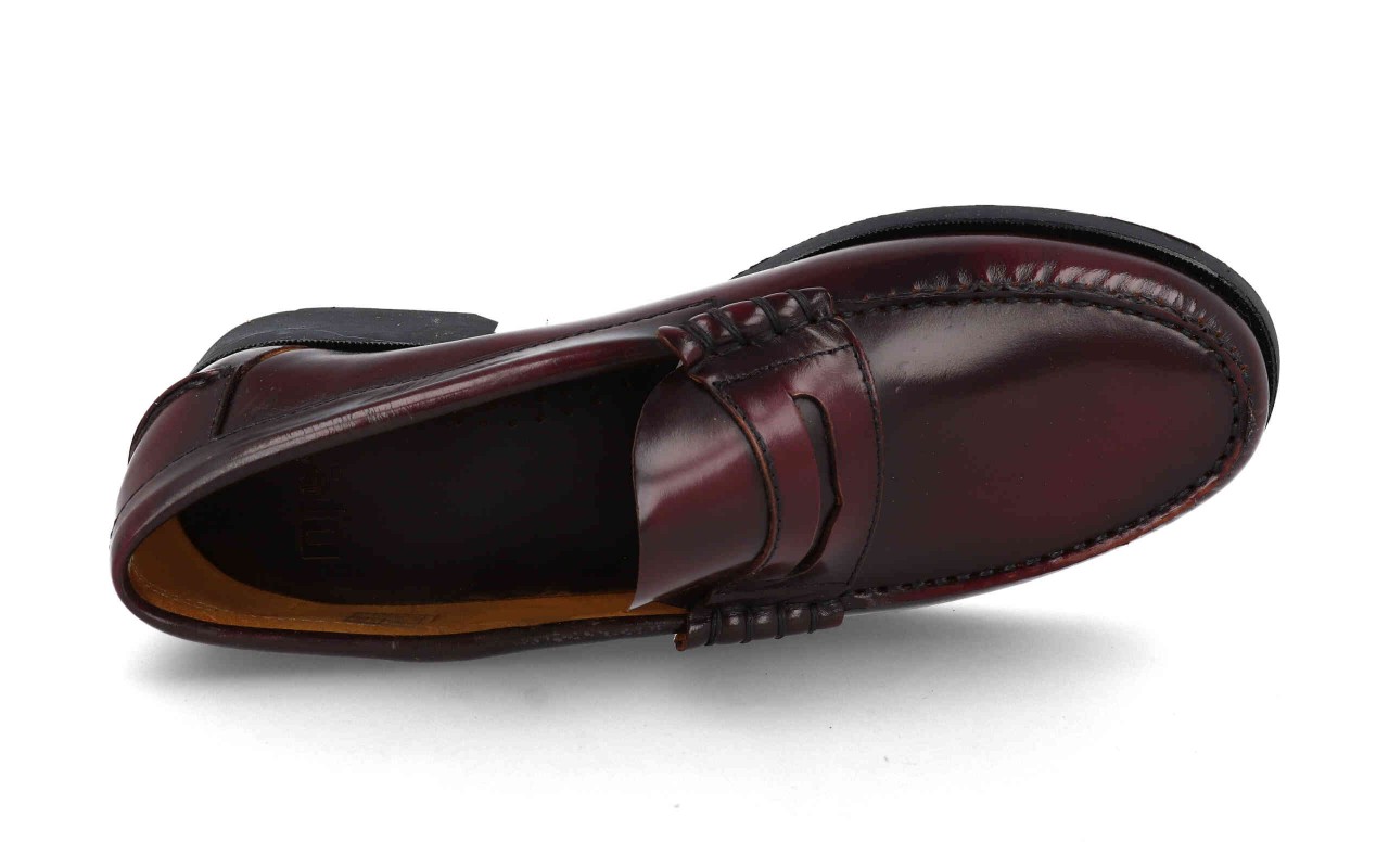 Mocasines de piel para hombre modelo 1013 en colores negro y burdeos de alta calidad.