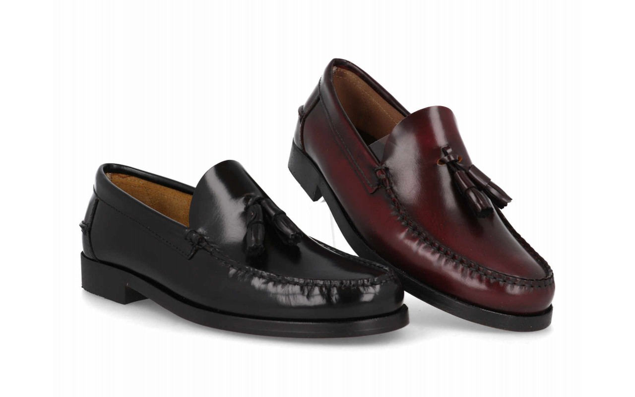 Mocasines de piel con borlas para hombre modelo 1014 en colores negro y burdeos.