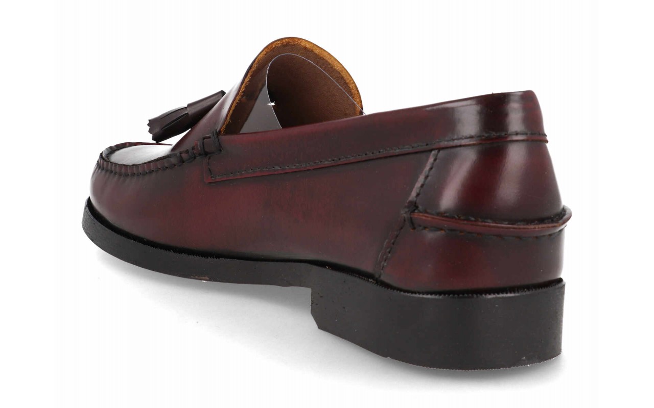 Mocasines de piel con borlas para hombre modelo 1014 en colores negro y burdeos.