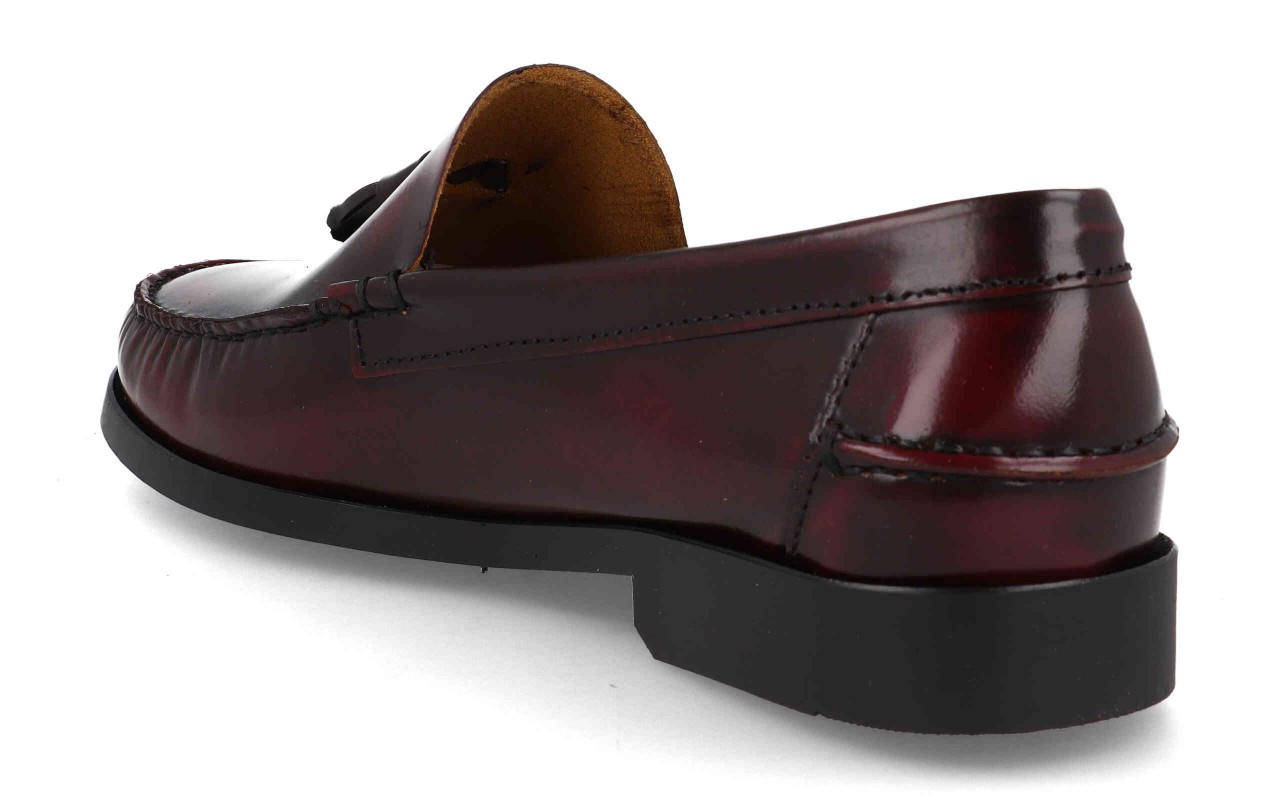 Mocasines de piel con borlas modelo 1015 en colores negro y burdeos para hombre.