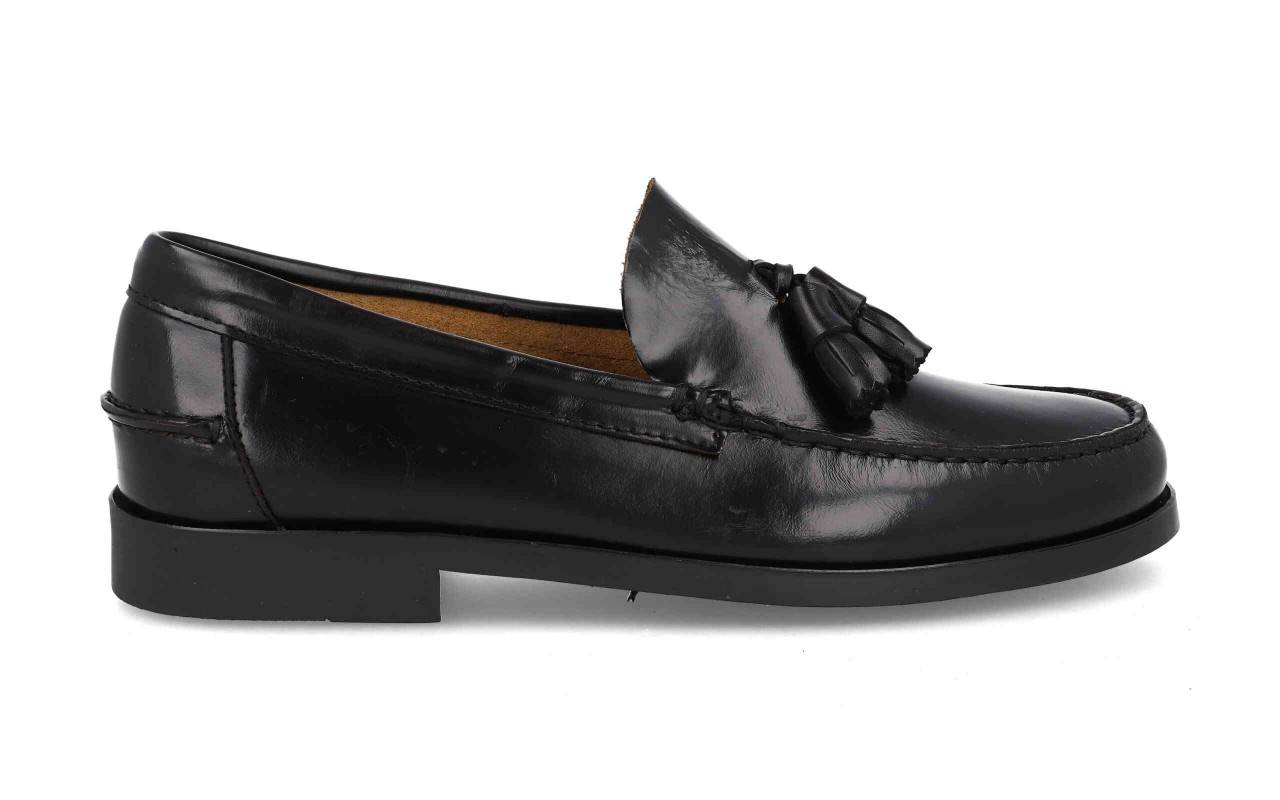 Mocasines de piel con borlas modelo 1015 en colores negro y burdeos para hombre.
