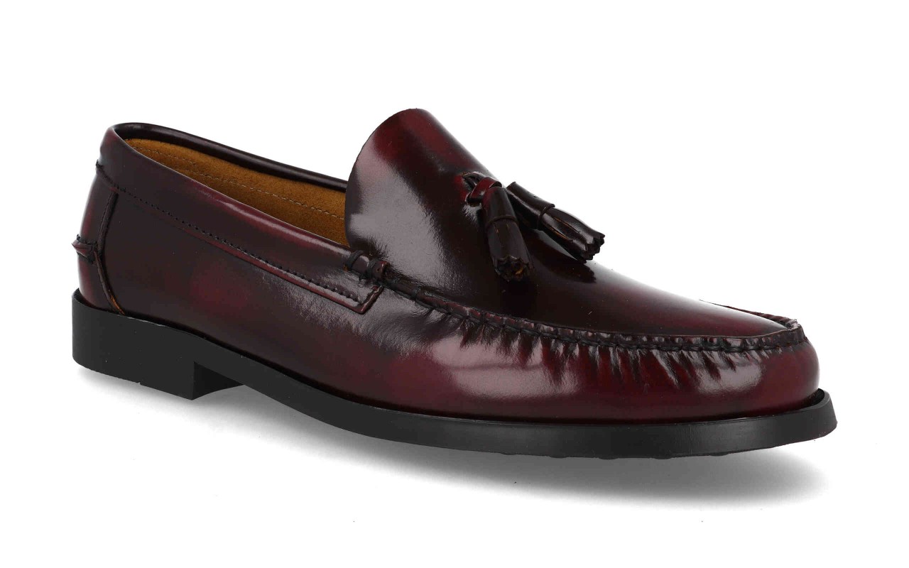 Mocasines de piel con borlas modelo 1015 en colores negro y burdeos para hombre.