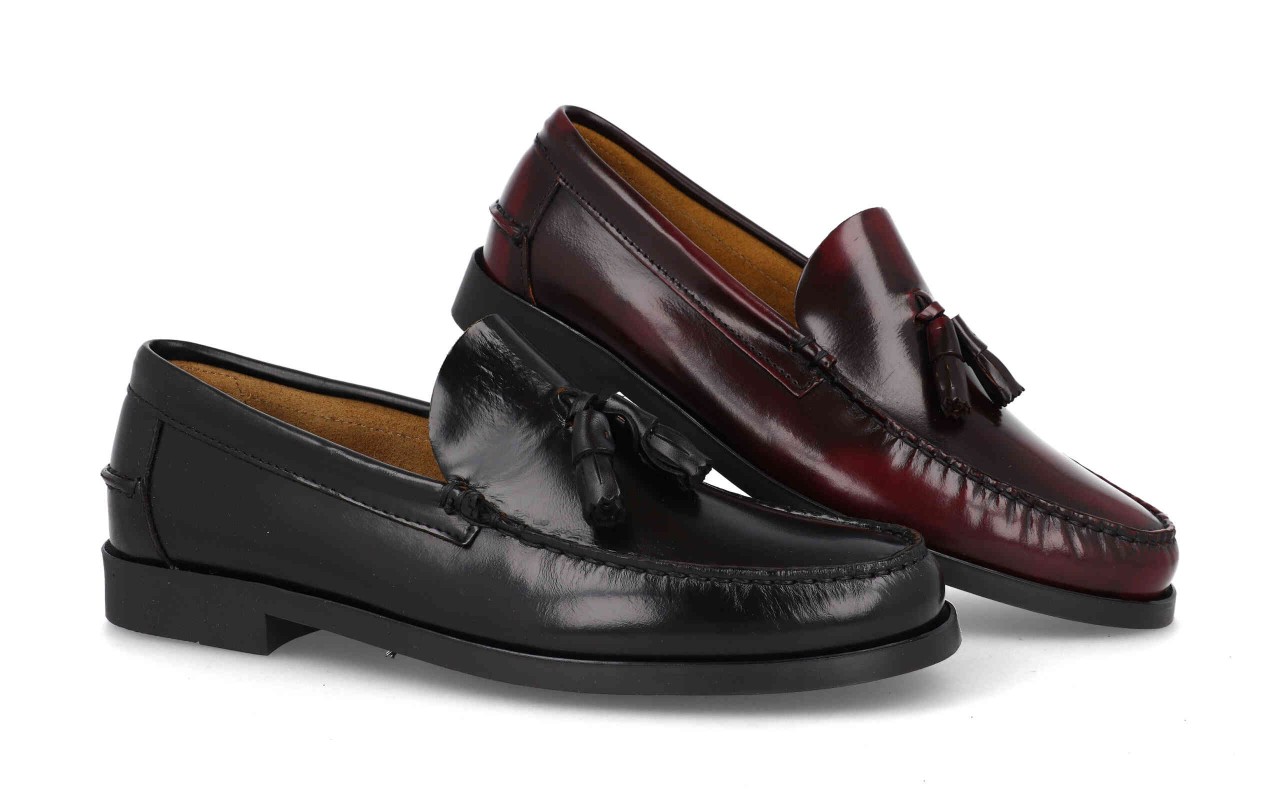 Mocasines de piel con borlas modelo 1015 en colores negro y burdeos para hombre.