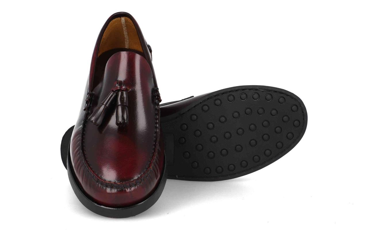 Mocasines de piel con borlas modelo 1015 en colores negro y burdeos para hombre.