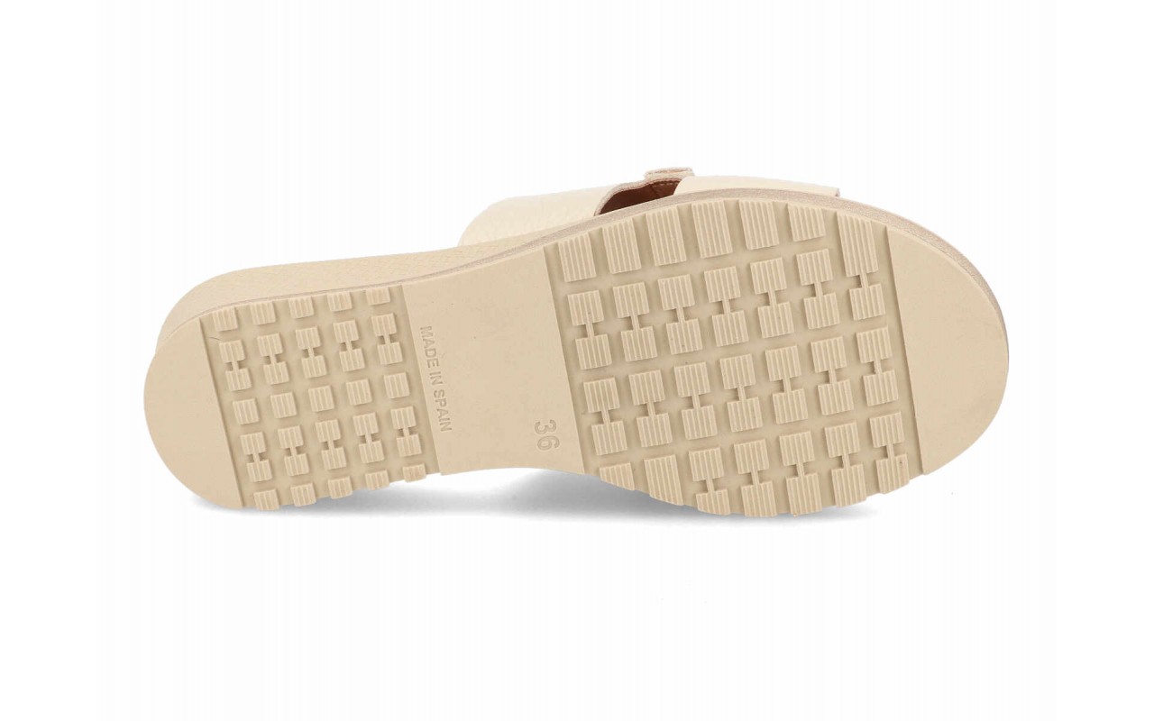 Sandalia de cuña para mujer modelo 46727 en piel de grano fino con adorno de cadena de eslabones mate en la pala y suela ligera de poliuretano.