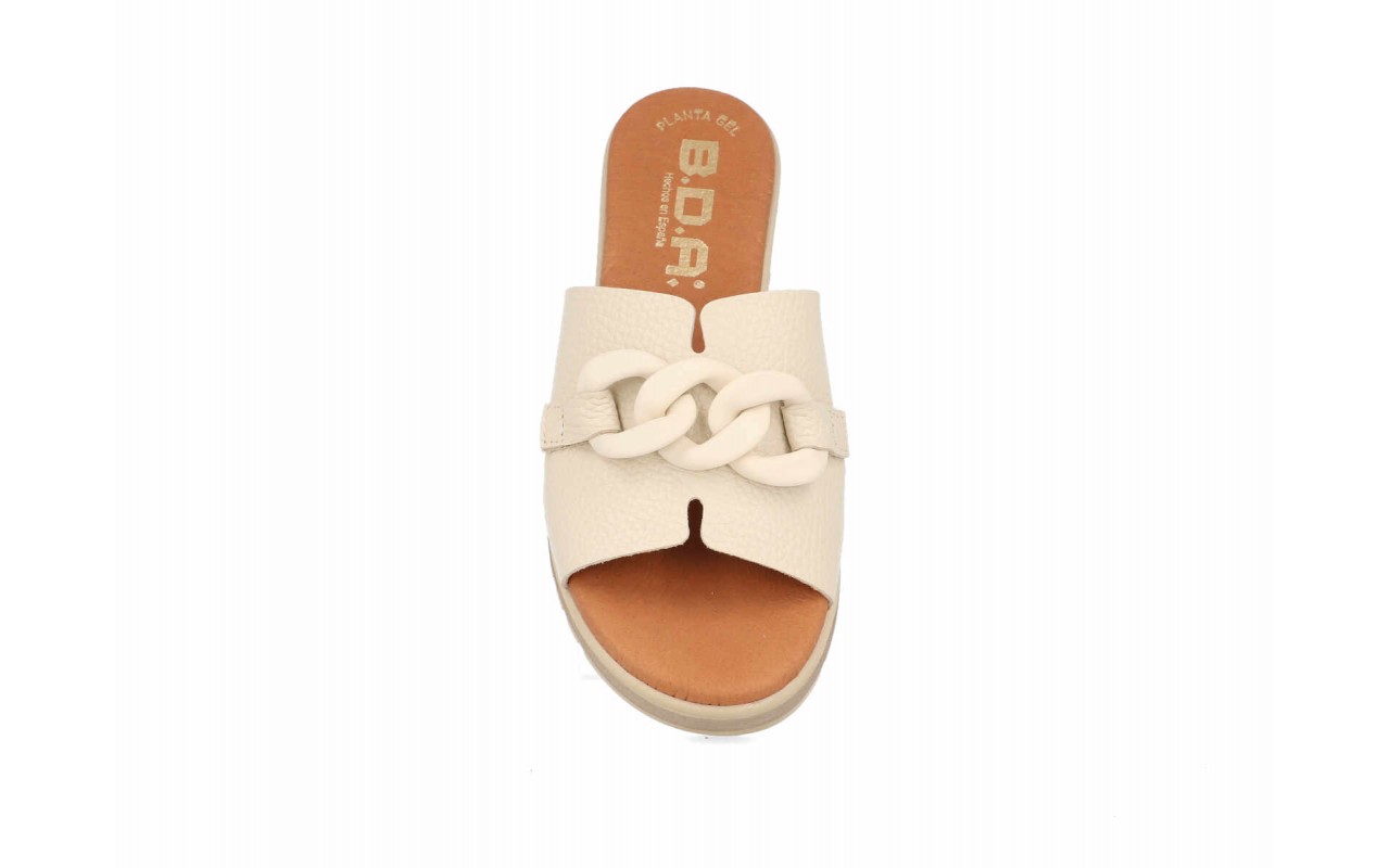 Sandalia de cuña para mujer modelo 46727 en piel de grano fino con adorno de cadena de eslabones mate en la pala y suela ligera de poliuretano.