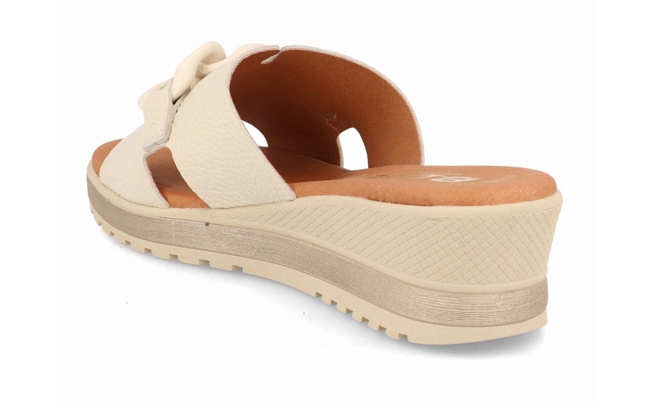 Sandalia de cuña para mujer modelo 46727 en piel de grano fino con adorno de cadena de eslabones mate en la pala y suela ligera de poliuretano.