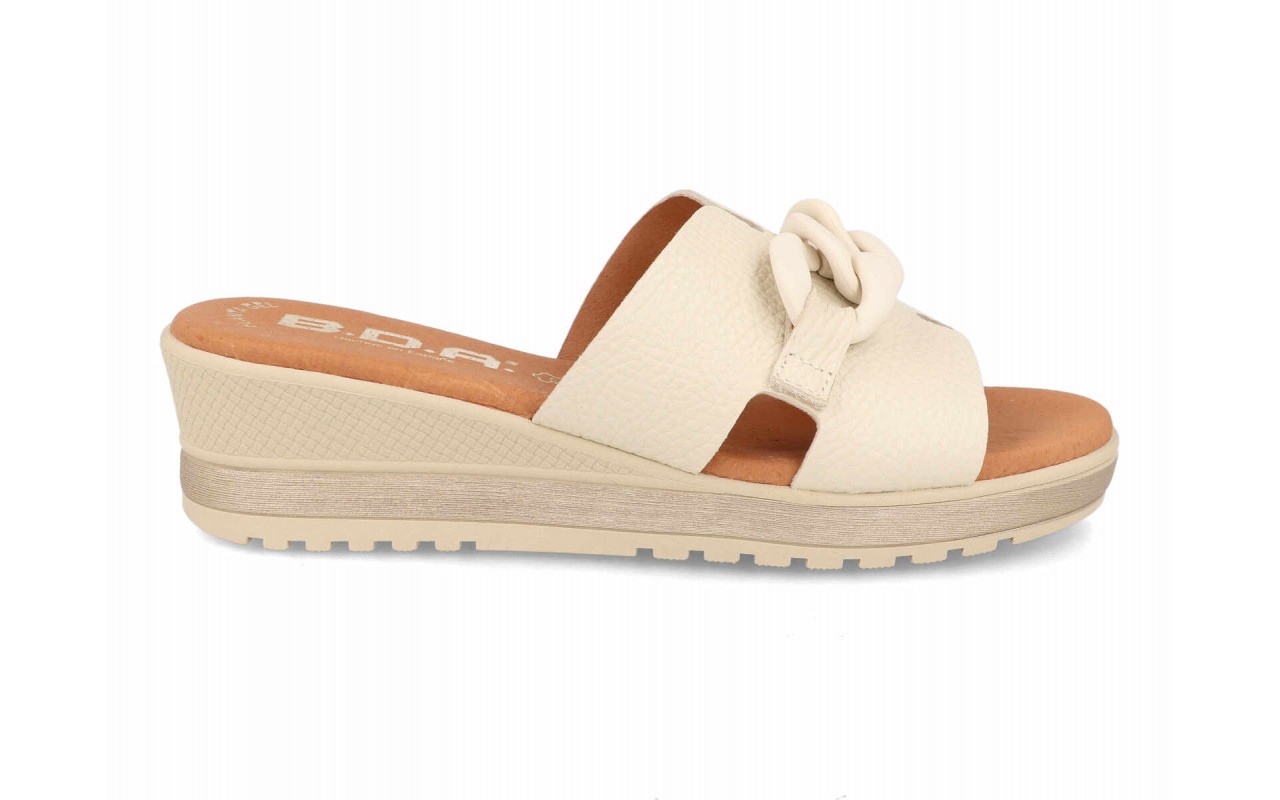 Sandalia de cuña para mujer modelo 46727 en piel de grano fino con adorno de cadena de eslabones mate en la pala y suela ligera de poliuretano.