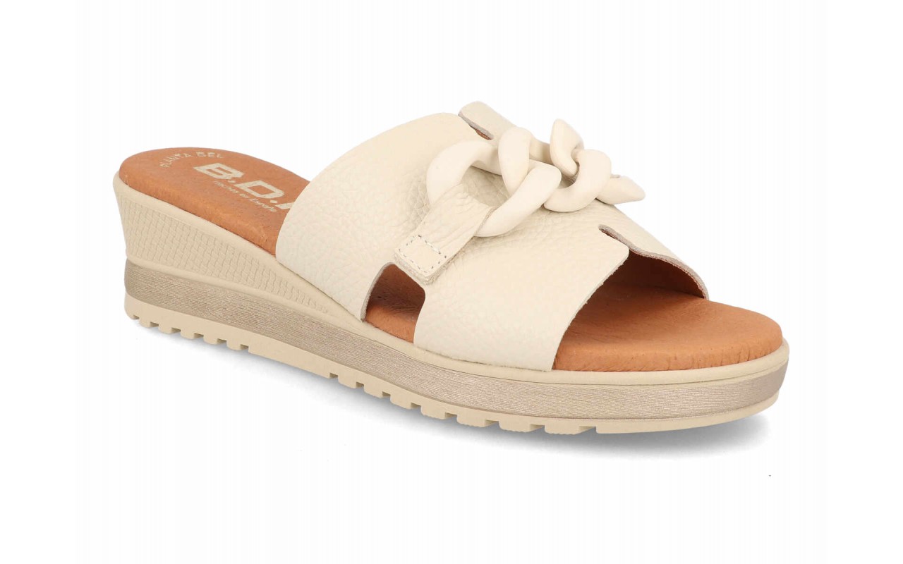 Sandalia de cuña para mujer modelo 46727 en piel de grano fino con adorno de cadena de eslabones mate en la pala y suela ligera de poliuretano.
