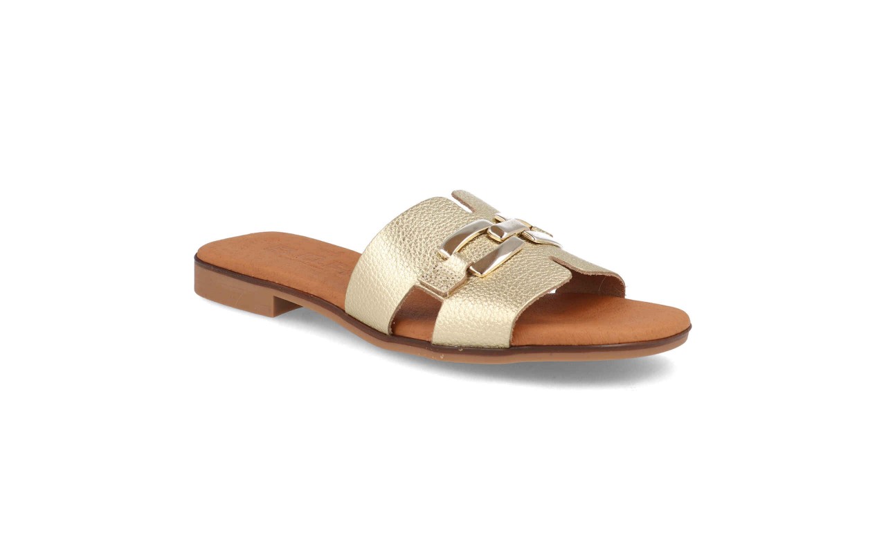 Cuatro variantes de la sandalia plana de piel modelo 105 con pala en forma de H, detalle de hebilla dorada central y planta de confort acolchada.