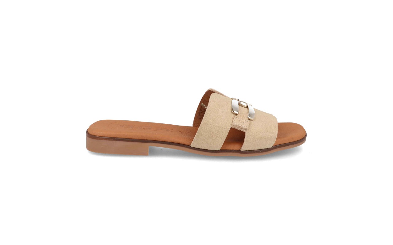 Cuatro variantes de la sandalia plana de piel modelo 105 con pala en forma de H, detalle de hebilla dorada central y planta de confort acolchada.