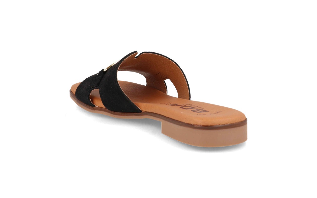 Cuatro variantes de la sandalia plana de piel modelo 105 con pala en forma de H, detalle de hebilla dorada central y planta de confort acolchada.