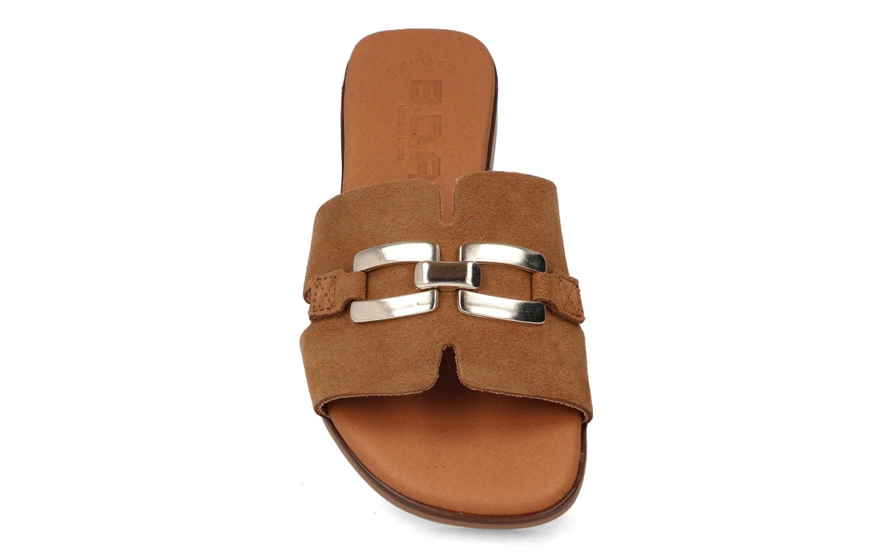 Cuatro variantes de la sandalia plana de piel modelo 105 con pala en forma de H, detalle de hebilla dorada central y planta de confort acolchada.