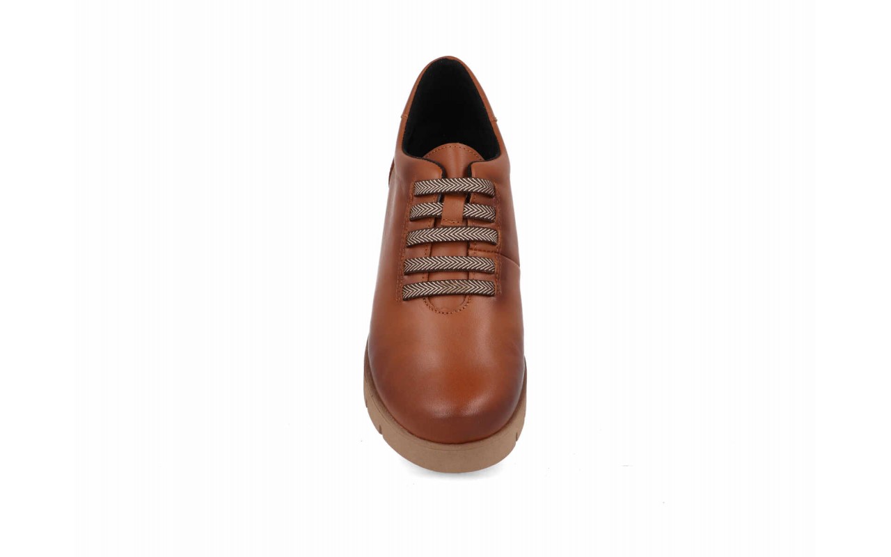 Zapato de piel lisa para mujer modelo 122 con sistema de cordones elásticos decorativos en zigzag y suela de plataforma de poliuretano con relieves.