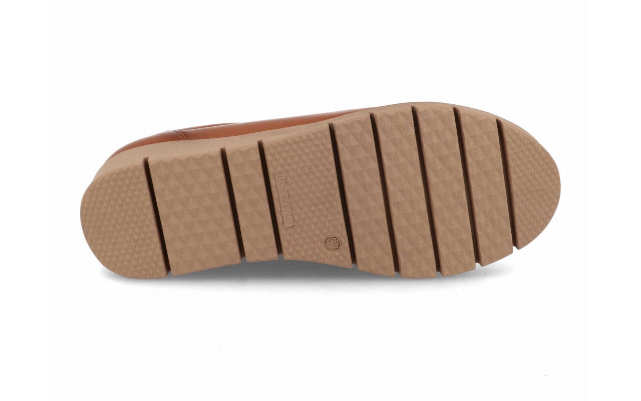 Zapato de piel lisa para mujer modelo 122 con sistema de cordones elásticos decorativos en zigzag y suela de plataforma de poliuretano con relieves.