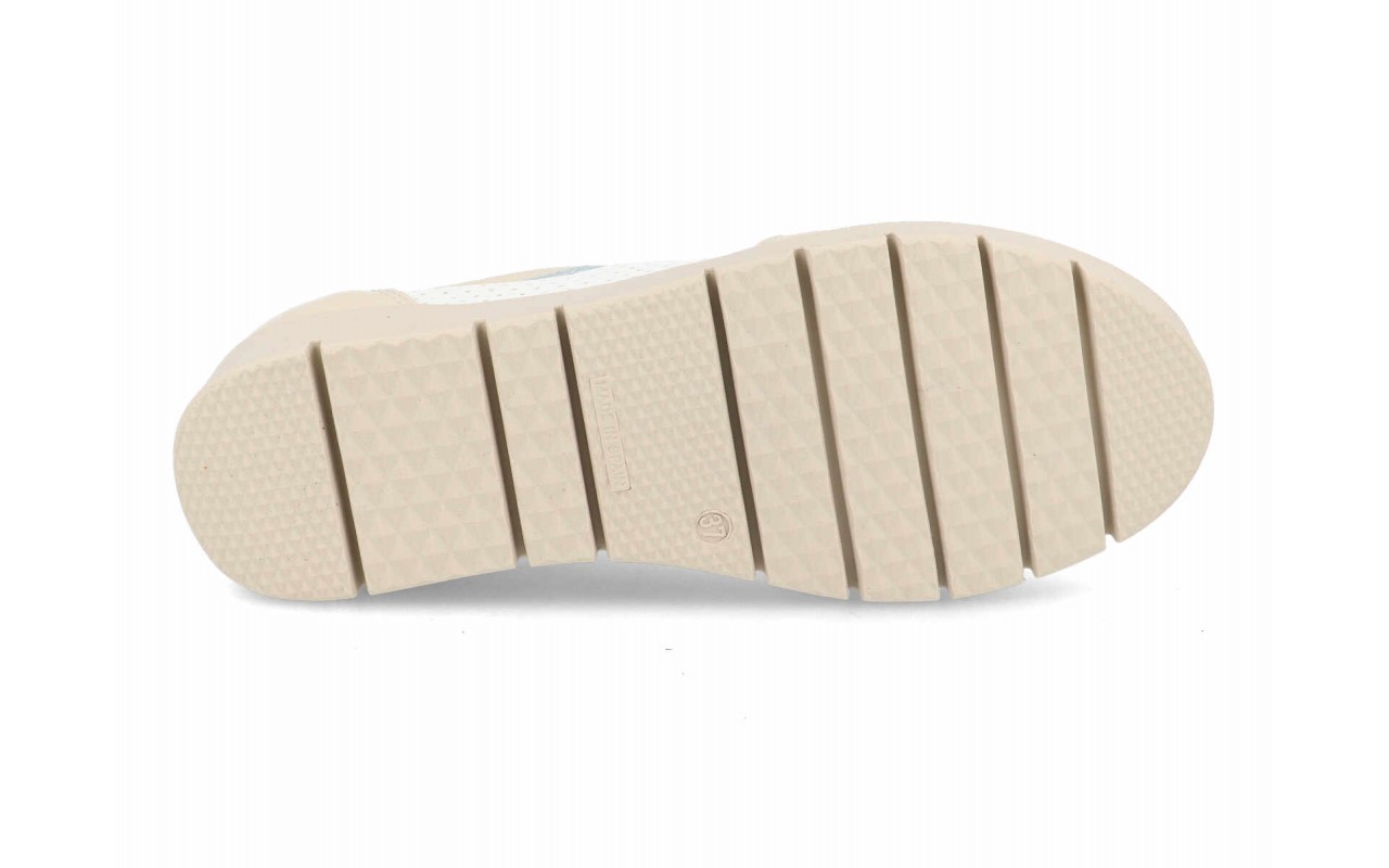Zapato deportivo de piel para mujer modelo 125 con paneles laterales calados, detalles en el talón de piel metalizada, cordones elásticos y suela de plataforma con relieves.