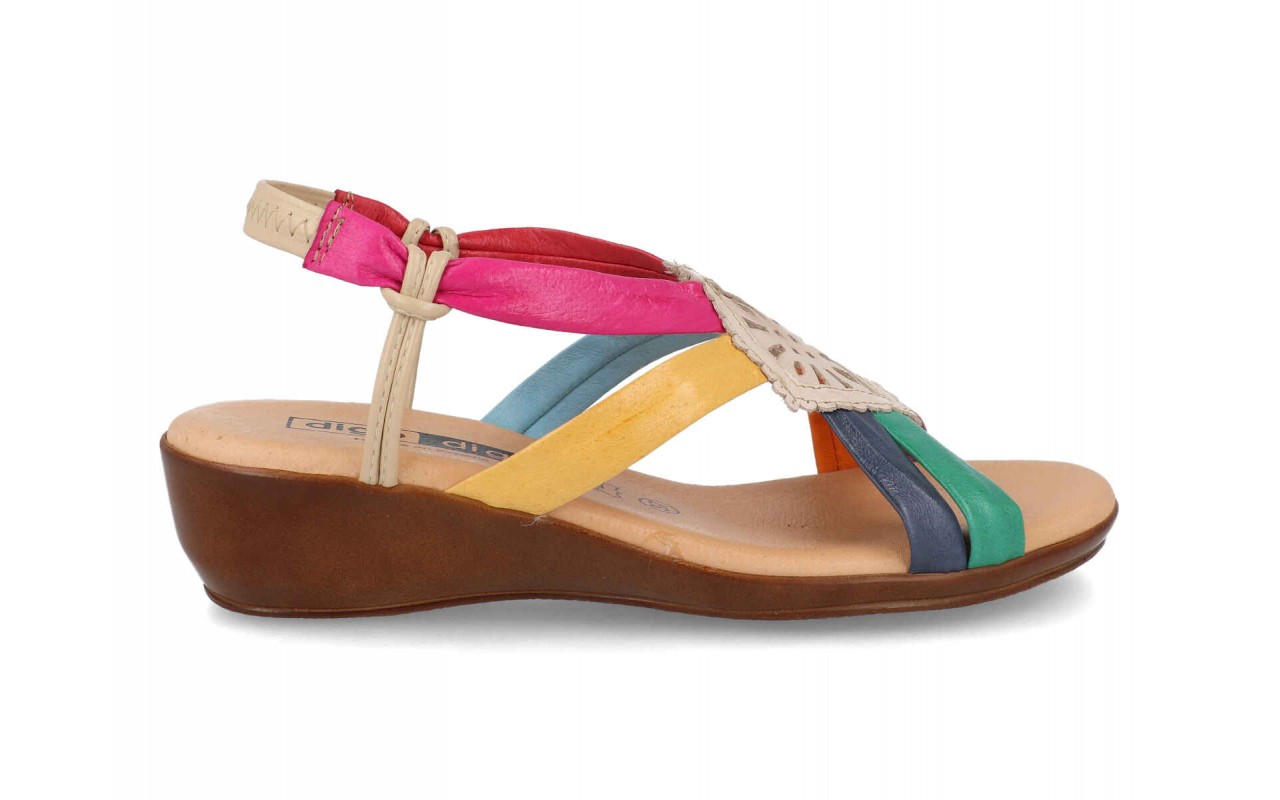 Sandalia de cuña baja para mujer modelo 1319 con tiras de piel multicolor, pieza central calada con motivos geométricos y tira elástica en el talón.