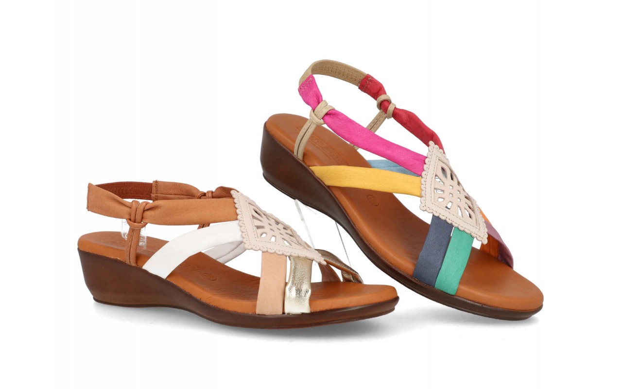 Sandalia de cuña baja para mujer modelo 1319 con tiras de piel multicolor, pieza central calada con motivos geométricos y tira elástica en el talón.