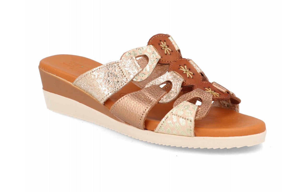 Sandalia de cuña media para mujer modelo 135 con diseño de pala de tiras entrelazadas en piel con grabados orgánicos, detalles de bordado floral y suela bicolor.