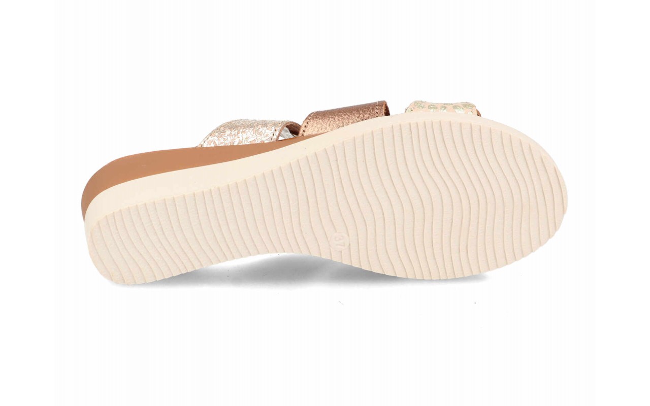 Sandalia de cuña media para mujer modelo 135 con diseño de pala de tiras entrelazadas en piel con grabados orgánicos, detalles de bordado floral y suela bicolor.