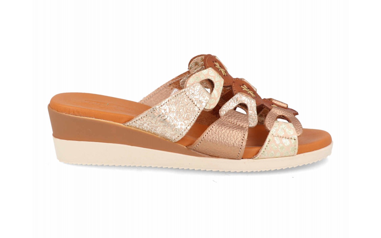 Sandalia de cuña media para mujer modelo 135 con diseño de pala de tiras entrelazadas en piel con grabados orgánicos, detalles de bordado floral y suela bicolor.