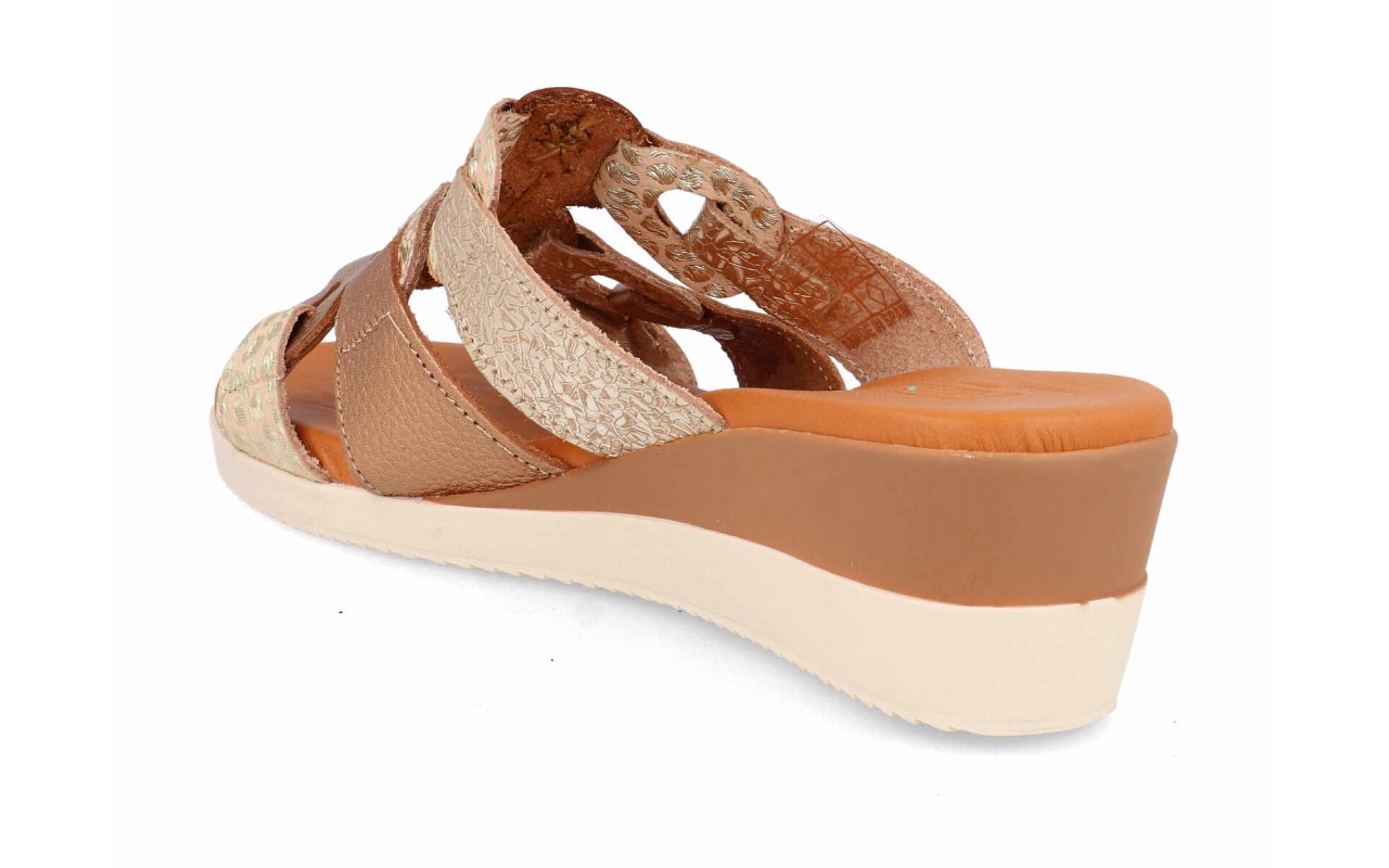 Sandalia de cuña media para mujer modelo 135 con diseño de pala de tiras entrelazadas en piel con grabados orgánicos, detalles de bordado floral y suela bicolor.