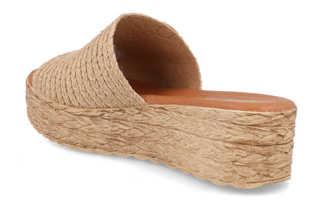 Sandalia de cuña tipo zueco para mujer modelo 210 con pala ancha de yute trenzado en color marrón natural.