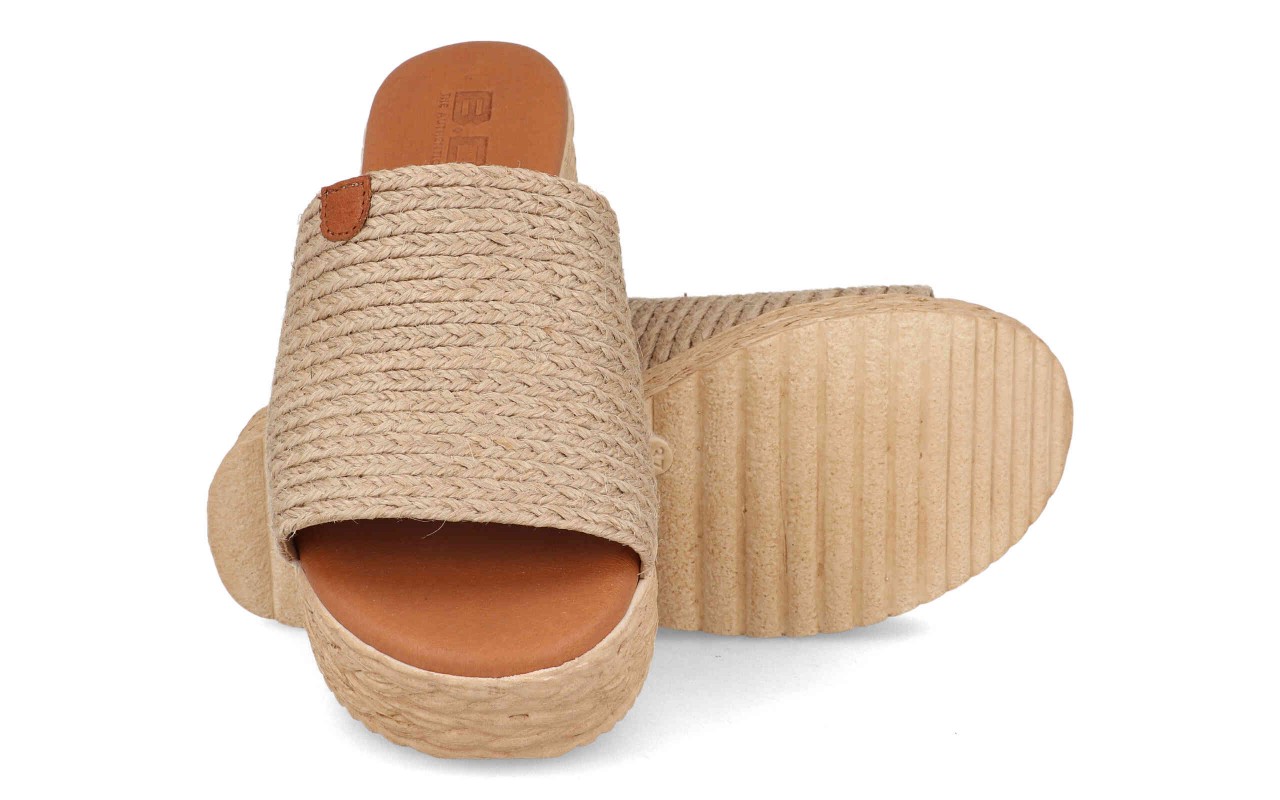 Sandalia de cuña tipo zueco para mujer modelo 210 con pala ancha de yute trenzado en color marrón natural.