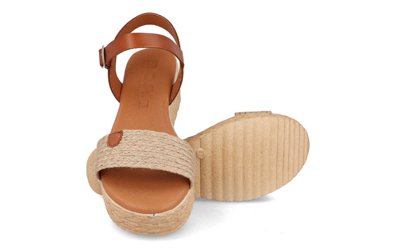 Sandalia de plataforma para mujer modelo 225 con banda ancha de yute trenzado y tira de tobillo en piel color marrón.
