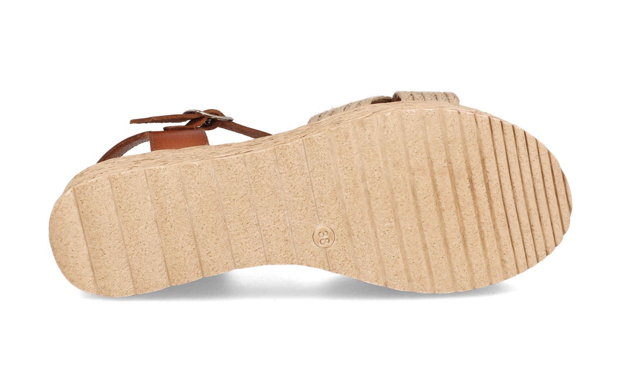 Sandalia de plataforma para mujer modelo 226 con palas de yute trenzado cruzadas y tira de tobillo en piel color marrón.