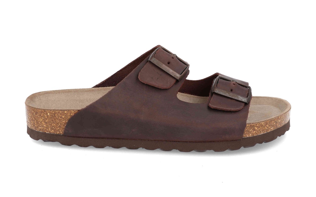 Sandalias de piel con doble hebilla para hombre modelo 2840 en color marrón.