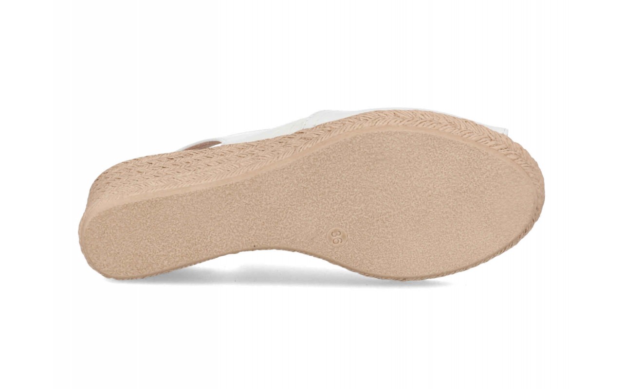Sandalias de cuña para mujer tipo abarca modelo 300 de la marca Digo Digo en colores blanco, negro, platino metalizado, rojo y azul marino.