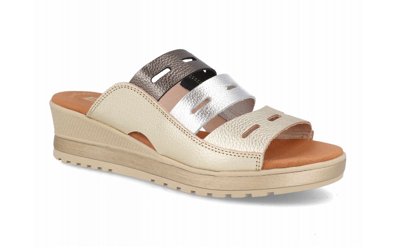 Palas de cuña para mujer modelo 46334 con diseño de tiras en colores platino metalizado y rosa multicolor.
