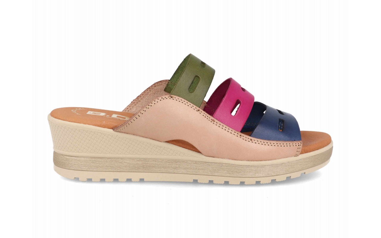 Palas de cuña para mujer modelo 46334 con diseño de tiras en colores platino metalizado y rosa multicolor.