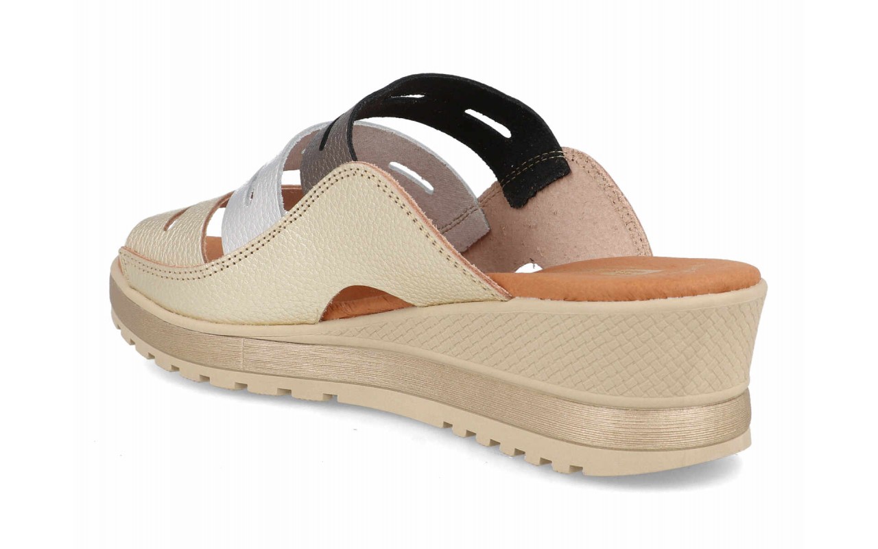 Palas de cuña para mujer modelo 46334 con diseño de tiras en colores platino metalizado y rosa multicolor.