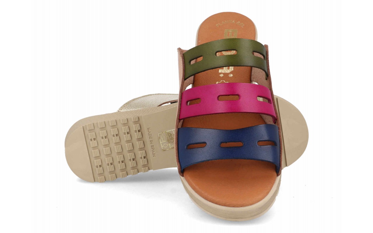 Palas de cuña para mujer modelo 46334 con diseño de tiras en colores platino metalizado y rosa multicolor.