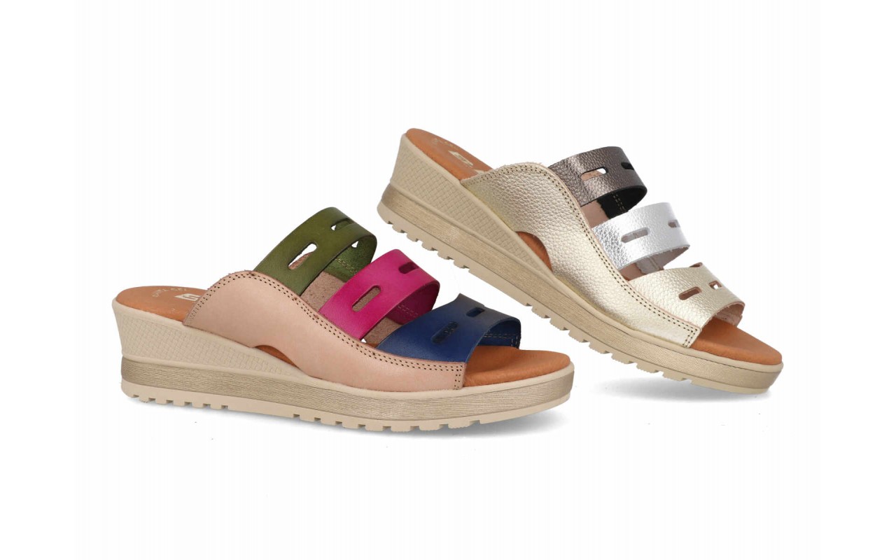 Palas de cuña para mujer modelo 46334 con diseño de tiras en colores platino metalizado y rosa multicolor.