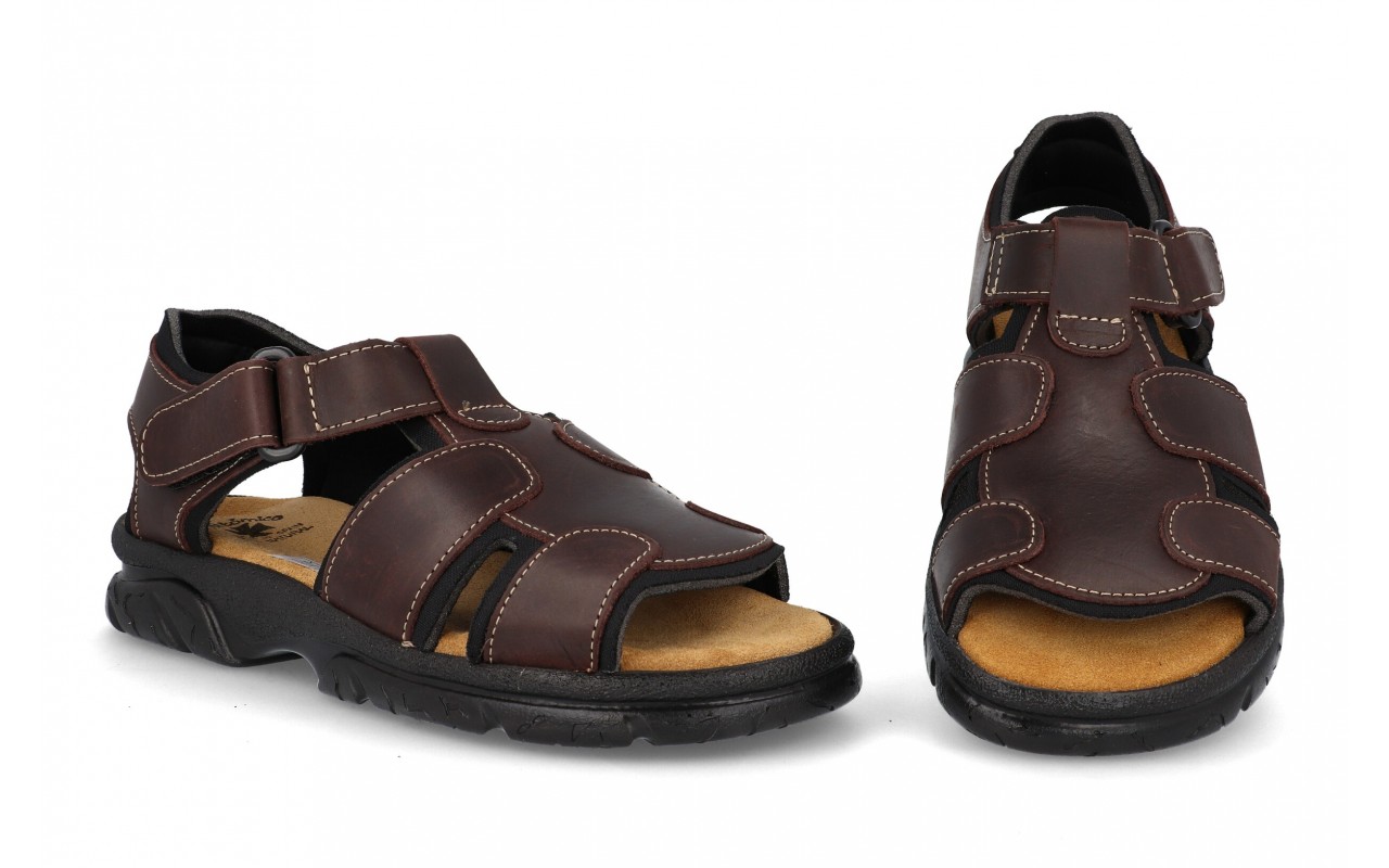 Sandalias de piel para hombre modelo 48 en color burdeos con cierre de velcro.