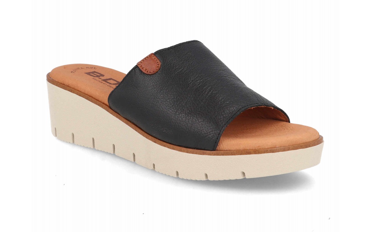 Colección de sandalias tipo pala con cuña para mujer modelo 6001 en cinco colores diferentes.