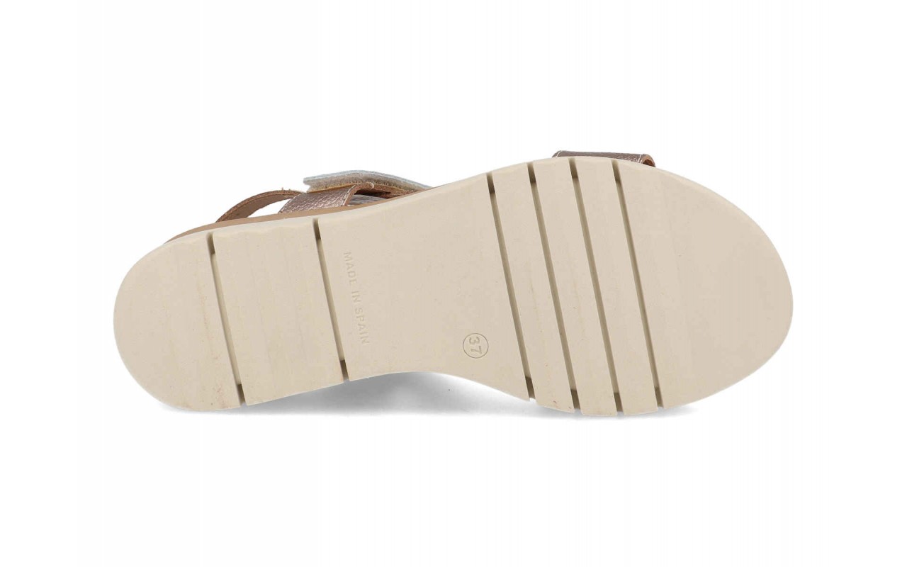 Colección de sandalias de cuña para mujer modelo 5470 en acabados platino metalizado, cuero con mostaza y tonos marrones