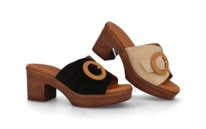 Sandalias tipo zueco para mujer modelo 5611 en colores negro y beige con hebilla circular decorativa.