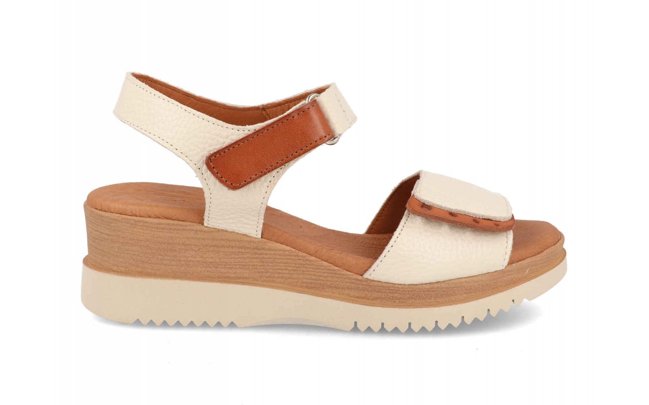 Sandalias de cuña para mujer modelo 8001 en color blanco con detalles en color cuero y suela dentada.